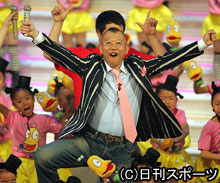 おしりかじり虫のダンスで大騒ぎする笑福亭鶴瓶（撮影・蔦林史峰）