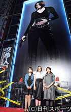 巨大ポスターを背に撮影に臨む、左から林丹丹、米倉涼子、安めぐみ