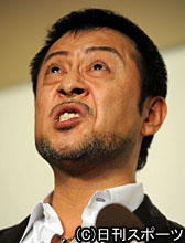 逆提訴に踏み切った石山龍大は報道陣を前に強い口調で会見を行う