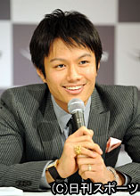 記者会見で笑顔を見せる押尾学（撮影・山崎哲司）