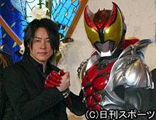 仮面ライダーキバと握手する河村隆一