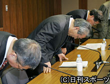 ＮＨＫ記者のインサイダー取引疑惑で、頭を下げる橋本元一会長（中央）