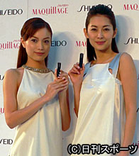 資生堂「マキアージュ」のＣＭ発表会を行った蛯原友里（左）と伊東美咲