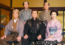 前列左から中村敦夫、北大路欣也、戸田菜穂、後列同、尾美としのり、笹野高史