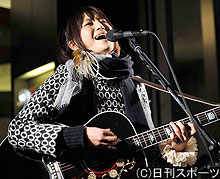 屋外ライブで、ギターを手に新曲を熱唱する竹仲絵里(撮影・栗山尚久)