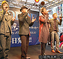 新曲発売ライブで熱唱するＣＯＬＯＲ
