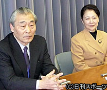 退任のあいさつをする橋本会長と永井多恵子副会長