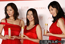 資生堂ＣＭ発表会で笑顔を見せる、左から瀬戸朝香、小泉今日子、吹石一恵
