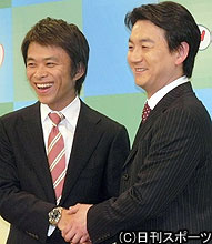 NHKの夜の顔、武田真一アナ(左)と朝の顔、阿部渉アナが握手