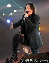 ソロデビュー１０周年コンサートで歌う河村隆一（撮影・長谷川元明）