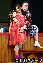 舞台「恋する妊婦」で妊娠８カ月の夫人を演じた小泉今日子。右は風間杜夫