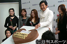 マッチ・ドットコム会員の女性に囲まれ特大チョコケーキを見せる石田純一