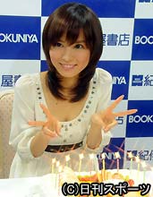 写真集発売イベントでバースデーを祝いケーキの前でＶサインの市川由衣