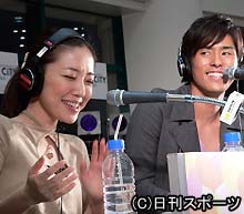ラジオ番組で初の公開生放送を行った平原綾香とゲスト出演のＫ