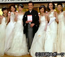 ＴＢＳドラマ「みこん六姉妹２」に出演する田中美奈子ら（左から３人目）