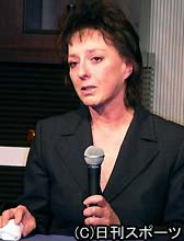 二男の逮捕で涙を流しながら会見を行ったロザンナ（撮影・中野由喜）