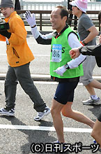 ３６キロ地点の佃大橋を走る東国原宮崎県知事