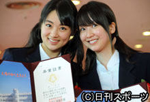 卒業証書を手に笑顔の林丹丹（左）、黒川智花(撮影・長谷川元明)