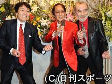 平尾昌晃（左）、ミッキー・カーチス（右）とポーズをとる山下敬二郎