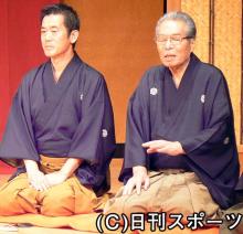 口上を述べる三遊亭円楽（右）。左は三遊亭楽太郎