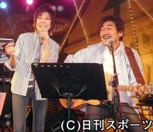 ３５年ぶりのライブを行った青い三角定規の西口久実子、岩久茂