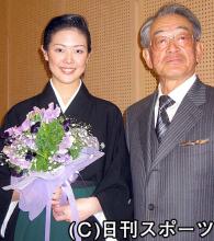 宝塚音楽学校の卒業式に出席した広岡達朗氏（右）と孫娘の麻央侑希
