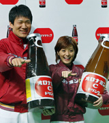 報道陣の前でポーズをとる楽天の田中将大投手（左）と女優の上戸彩（共同）
