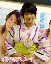 Ｇカップを封印し、涼しげな浴衣姿で登場した原幹恵（撮影・近藤由美子）