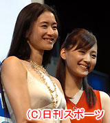 テレビの新製品発表会に出席した小雪（左）と綾瀬はるか（撮影・橘信男）