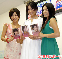 左から大久保麻梨子、山崎真実、川村ゆきえ（撮影・瀬津真也）