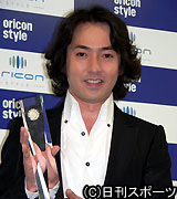 「千の風になって」でミリオンを達成し、表彰される秋川雅史（撮影・松本久）
