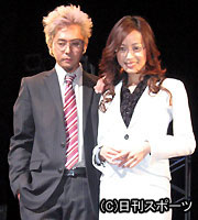 学園ドラマで、教師役を演じるヒロシ(左)及川奈央(撮影・村上久美子)