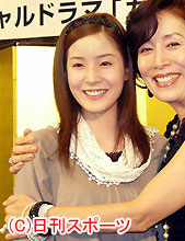 ダブル主演の蓮仏美沙子（左）と高畑淳子（撮影・瀬津真也）