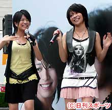 ＣＤのＰＲイベントを行った茉奈（左）と佳奈（撮影・中野由喜）