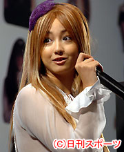 新携帯電話のキャンペーンをする沢尻エリカ（撮影・橘信男）