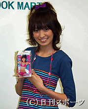 トレーディングカードの発売記念イベントを行った南明奈（撮影・小林千穂）