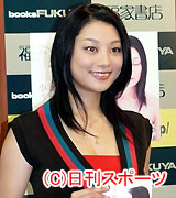 エッセイ本の握手会を行った小池栄子（撮影・瀬津真也）