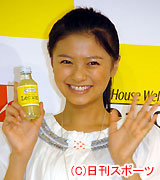 ＣＭキャラクターの発表会で笑顔を見せる栄倉奈々(撮影・長谷川元明)