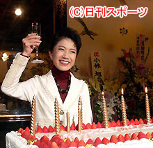 大きいろうそく６本、小さいのを２本の水前寺清子（撮影・岩田千代巳）