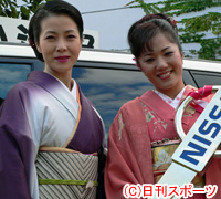 坂本冬美（左）と優勝した五十川由紀さん（撮影・松本久）
