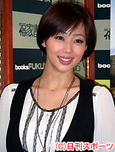 新作カレンダーの発売イベントを行った井上和香(撮影・梅田恵子)