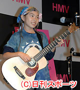 ミニライブを行う９歳のシンガーソングライターゆっぴ（撮影・橘信男）