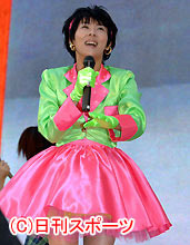 審査員を務めた井森美幸はミニスカートで熱唱（撮影・小沢裕）