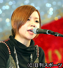 クリスマスソングを歌う星村麻衣（撮影・神戸崇利）