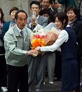 初登庁した時の東国原知事（０７年１月撮影・鈴木豊）