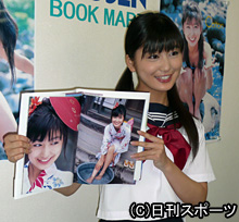 初写真集「Ｃｏｔｔｏｎ」をアピールする女優水沢奈子（撮影・近藤由美子）