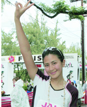 ホノルルマラソン８回目の完走にピースを見せるタレント長谷川理恵（共同）