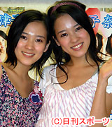 双子としてそろってイベントを行った奈津子（右）と亜希子（撮影・梅田恵子）