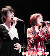 クリスマスコンサートで共演したみつき（左）と川嶋あい（撮影・木下淳）