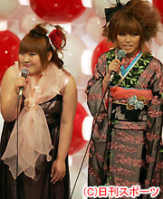 布施明の応援に駆けつけた若槻千夏(右)と柳原可奈子（撮影・蔦林史峰）